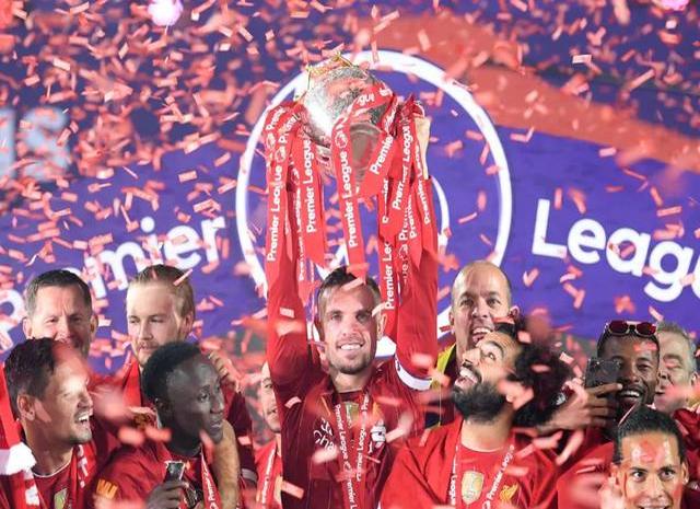 亚博体育-出色防守引发热议！，詹姆斯在利物浦比赛中持续失利观众掌声雷动-亚博体育